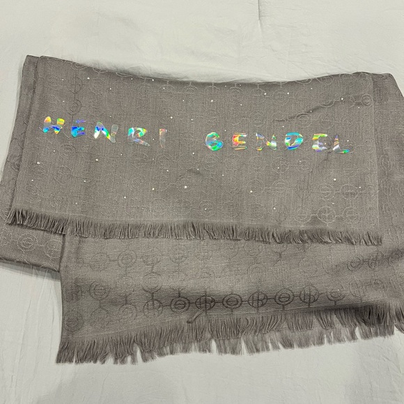 Henri Bendel Scarf. 87x36 Rare iridescent writing with jewels on entire scarf. - Picture 7 of 10
